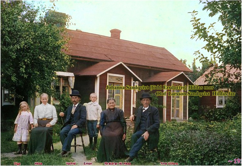 Familjen Sandqvist med barn och och Hildas föräldrar en sommardag 1916.
Det är min mormor som står längst till vänster.
Yvre utanför Tierp.
Yngsta barnet, Gunhild, föds året efter, 1917.

En järnbruksarbetare tog fotot. Han cyklade omkring på fritiden och tog foton som lite extra inkomst.