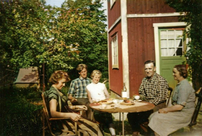 Kaffe utanför Källbo.
Gun och Åke Karin Gunnar och Olga. 1955.