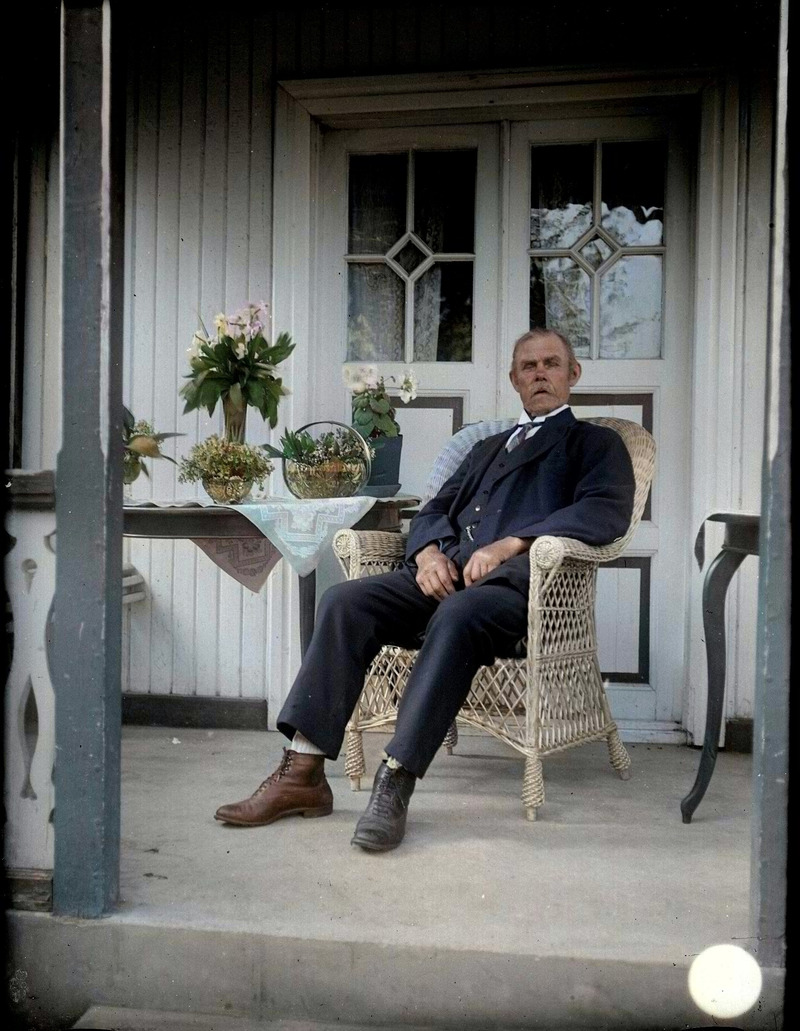 Gammelfarfar Johan Friman fyllde 70 år 1921.
Sitter på farstutrappan i Danstorp.
