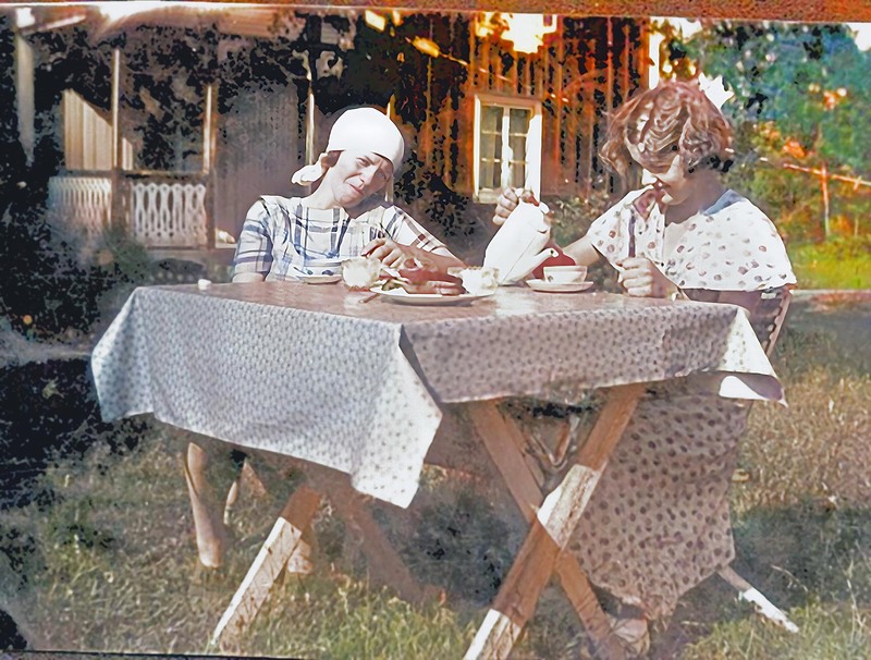 Majken till höger i trädgården i Danstorp.
Kan vara piga som sitter till vänster.